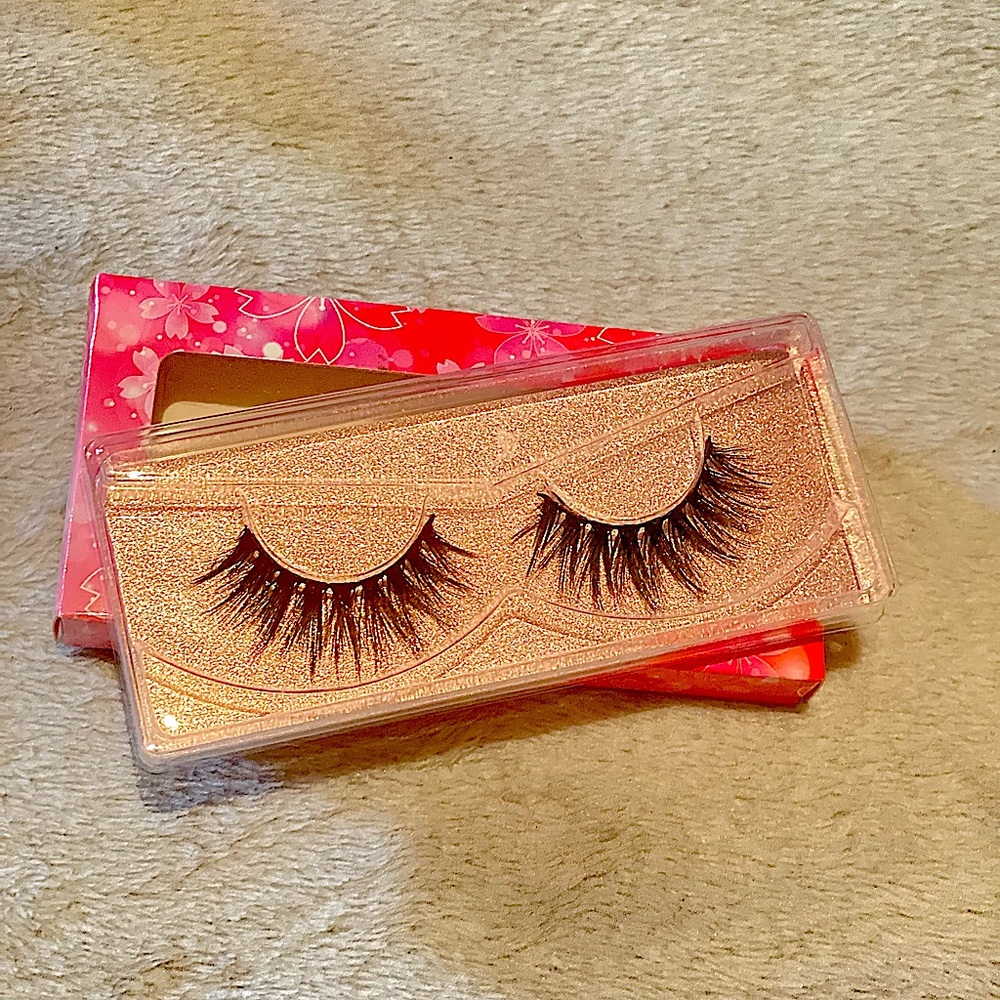 Feathery & whispy lashes